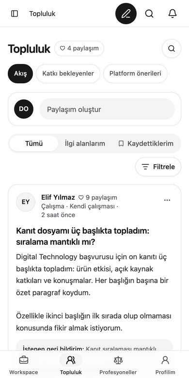 Telefonda topluluk akışı: kanıtlarının sıralamasının mantıklı olup olmadığını soran bir üye paylaşımı; istenen geri bildirim, rota ve alan etiketleri, beğeni ve yorum sayıları ve Kaydedildi düğmesiyle, Akış, Katkı bekleyenler ve Platform önerileri sekmelerinin altında.